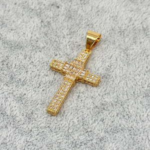 Collection de pendentifs en plaqués or avec symboles croix variés