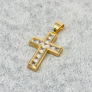 Collection de pendentifs en plaqués or avec symboles croix variés