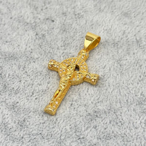 Collection de pendentifs en plaqués or avec symboles croix variés