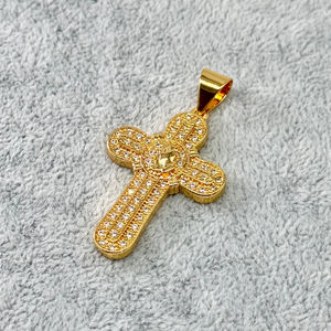 Collection de pendentifs en plaqués or avec symboles croix variés