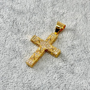 Collection de pendentifs en plaqués or avec symboles croix variés