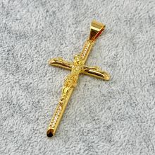 Collection de pendentifs en plaqués or avec symboles croix variés