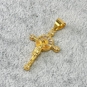 Collection de pendentifs en plaqués or avec symboles croix variés