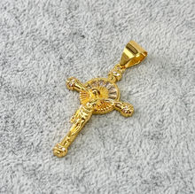 Collection de pendentifs en plaqués or avec symboles croix variés