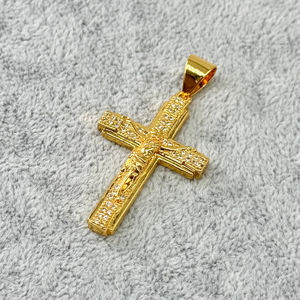 Collection de pendentifs en plaqués or avec symboles croix variés