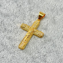 Collection de pendentifs en plaqués or avec symboles croix variés