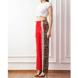 Pantalon sporty-chic avec bandes léopard et rayures sur les côtés