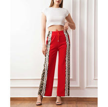 Pantalon sporty-chic avec bandes léopard et rayures sur les côtés