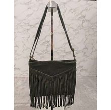 Bandoulière à franges affirme l'esprit bohème en croûte de cuir velouté