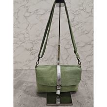 Sac bandoulière zippé en cuir toucher daim à fermeture par rabat aimanté