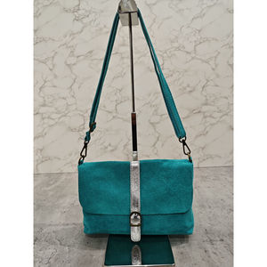 Sac bandoulière zippé en cuir toucher daim à fermeture par rabat aimanté