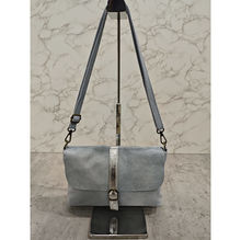 Sac bandoulière zippé en cuir toucher daim à fermeture par rabat aimanté