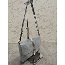 Sac bandoulière zippé en cuir toucher daim à fermeture par rabat aimanté