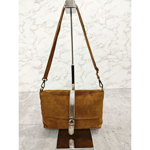 Sac bandoulière zippé en cuir toucher daim à fermeture par rabat aimanté