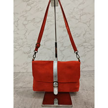 Sac bandoulière zippé en cuir toucher daim à fermeture par rabat aimanté