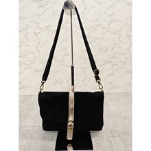 Sac bandoulière zippé en cuir toucher daim à fermeture par rabat aimanté