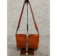 Sac bandoulière zippé en cuir toucher daim à fermeture par rabat aimanté