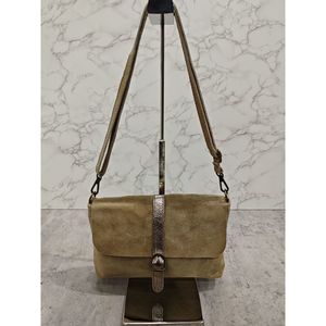 Sac bandoulière zippé en cuir toucher daim à fermeture par rabat aimanté