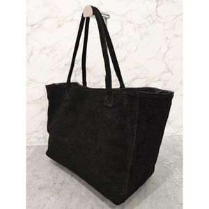 Sac cabas en croûte de cuire porté épaule avec un aspect  velouté et souple