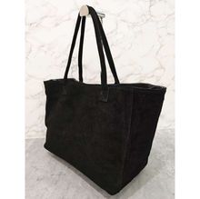 Sac cabas en croûte de cuire porté épaule avec un aspect  velouté et souple