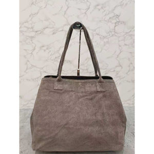 Sac cabas en croûte de cuire porté épaule avec un aspect  velouté et souple