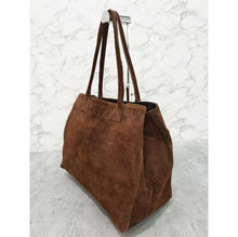 Sac cabas en croûte de cuire porté épaule avec un aspect  velouté et souple