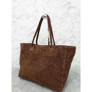 Sac cabas en croûte de cuire porté épaule avec un aspect  velouté et souple