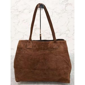 Sac cabas en croûte de cuire porté épaule avec un aspect  velouté et souple