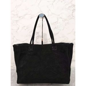 Sac cabas en croûte de cuire porté épaule avec un aspect  velouté et souple