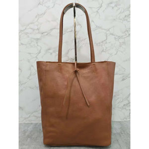 Sac cabas en cuir de vachette grainé à lien de serrage discret