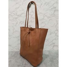 Sac cabas en cuir de vachette grainé à lien de serrage discret