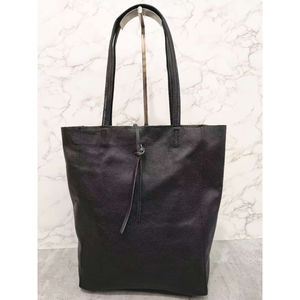 Sac cabas en cuir de vachette grainé à lien de serrage discret