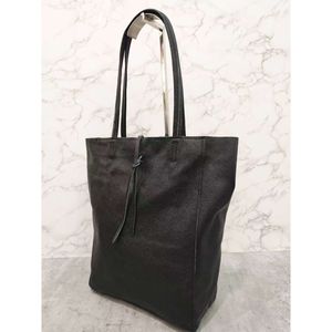 Sac cabas en cuir de vachette grainé à lien de serrage discret