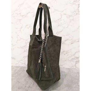 Cabas en cuir avec une trousse assortie et de pompon décoratif