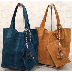 Cabas en cuir avec une trousse assortie et de pompon décoratif