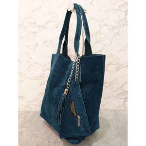 Cabas en cuir avec une trousse assortie et de pompon décoratif