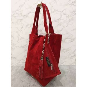 Cabas en cuir avec une trousse assortie et de pompon décoratif