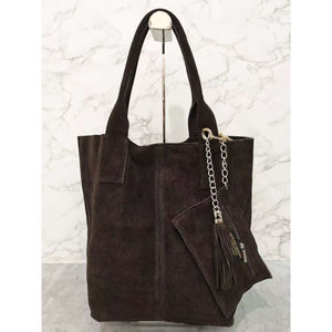 Cabas en cuir avec une trousse assortie et de pompon décoratif