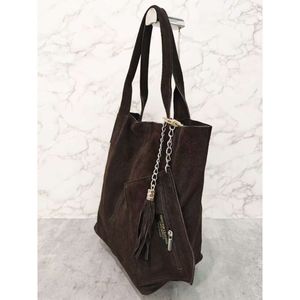 Cabas en cuir avec une trousse assortie et de pompon décoratif