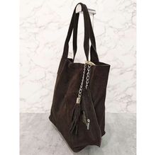 Cabas en cuir avec une trousse assortie et de pompon décoratif