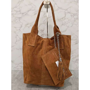 Cabas en cuir avec une trousse assortie et de pompon décoratif