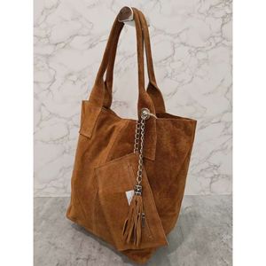 Cabas en cuir avec une trousse assortie et de pompon décoratif