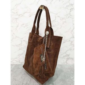 Cabas en cuir avec une trousse assortie et de pompon décoratif