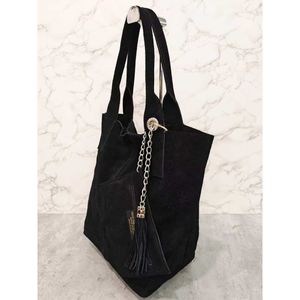 Cabas en cuir avec une trousse assortie et de pompon décoratif