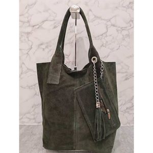 Cabas en cuir avec une trousse assortie et de pompon décoratif