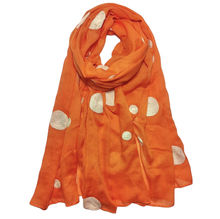 Écharpe en gros pois coloré sur un fond coloré