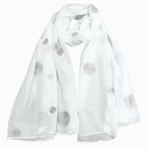 Écharpe en gros pois coloré sur un fond coloré