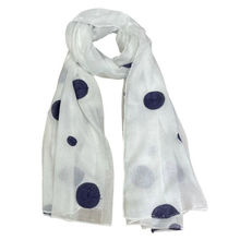 Écharpe en gros pois coloré sur un fond coloré