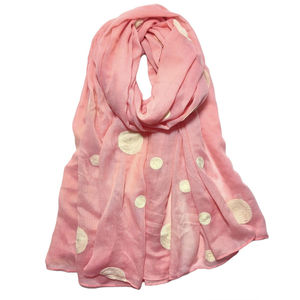 Écharpe en gros pois coloré sur un fond coloré