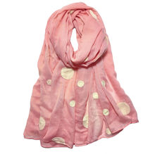 Écharpe en gros pois coloré sur un fond coloré